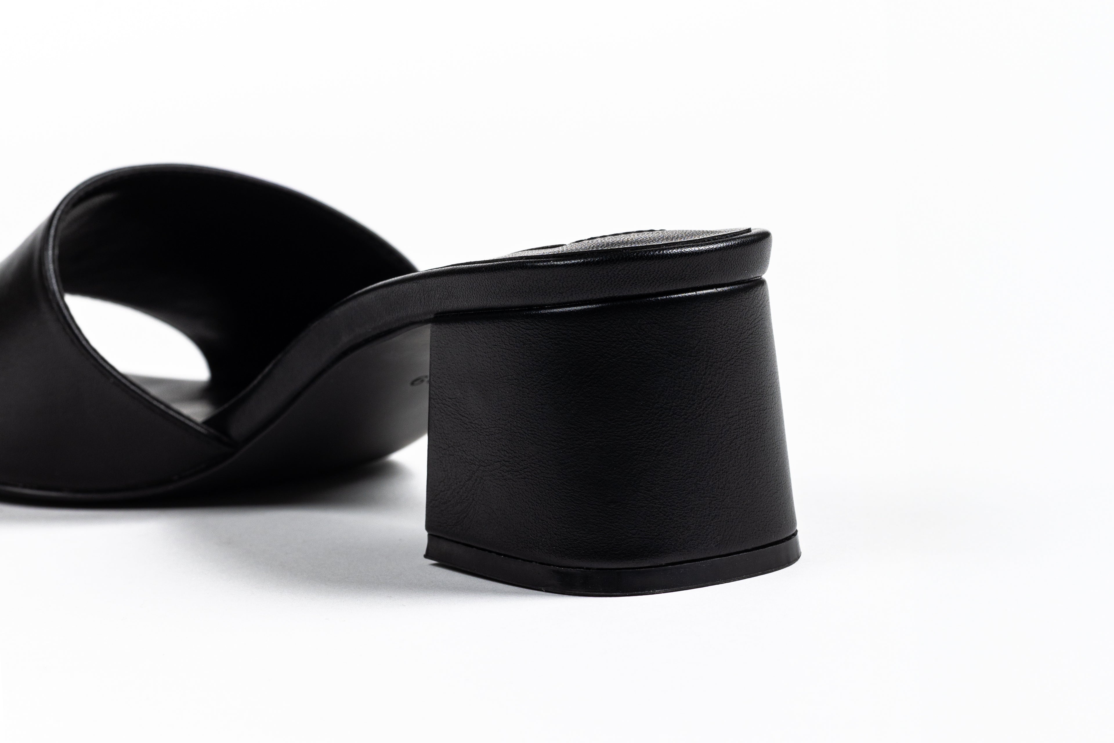 Thália PETA-approved black block heel shoes