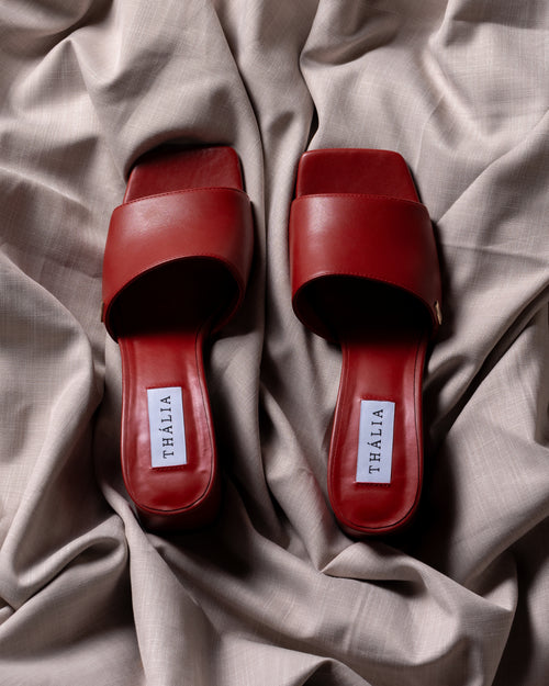 Red sandals with 'Thália' label on a beige fabric background - block heels 